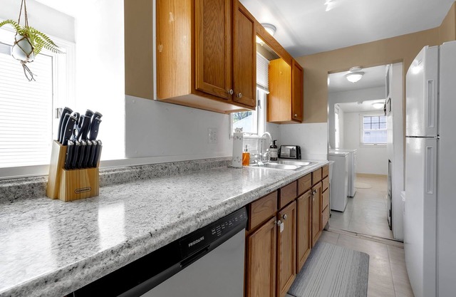 Elm Cottage*2.7 Mi. to UB North & S - Central Air!