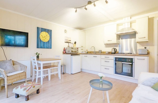 Elm Lodge - a lodge/cabin that sleeps 3 guests in 1 bedroom
