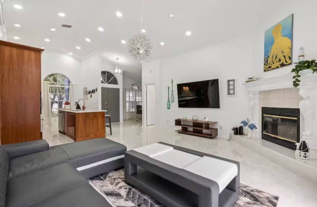 Elmhurst Getaway Home w/ screened POOL