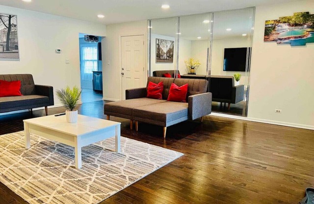 "Elmhurst Oasis: Extended O'Hare Stay"