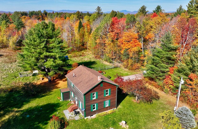Elmore Meadows: 3 br, peaceful country setting, wood stove, a/c, firepit!