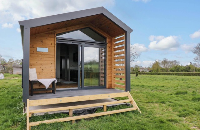 ELMSIDE LODGE, romantic, with a garden in Welland
