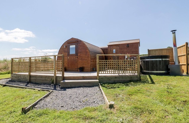 EMBDEN POD AT BANWY GLAMPING, pet friendly in Llanfair Caereinion