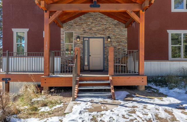 Embrace Coziness At Rudolph Ranch: Skiing, Hiking, Trail, Casino's. Pet friendly