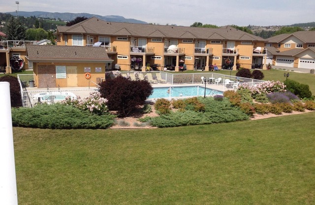 Emerald Beach Villas 3 BD Lakefront Eigentumswohnung & Boot Slip, Wood Lake, Lake Country