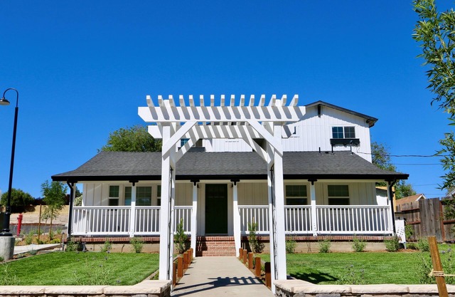 Emerald Court's Farmhouse: BBQ +