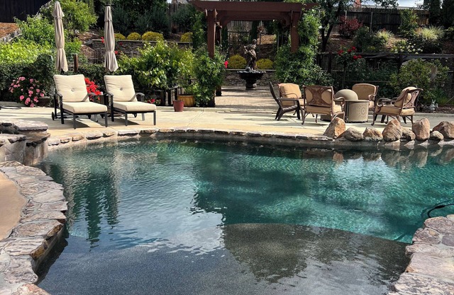 Emerald Falls House, 4/4, pool/spa, vegetable garden, fruit trees, pets