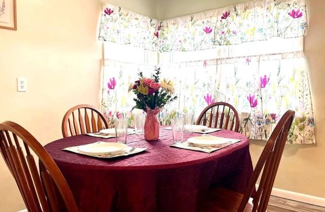 Emerald - GREAT PARK, 3br, Yard, Pet-Friendly