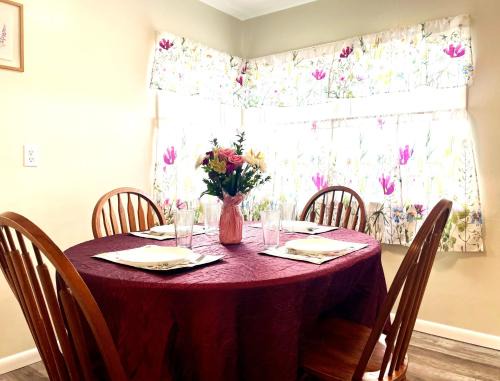 Emerald - GREAT PARK, 3br, Yard, Pet-Friendly