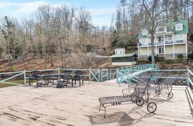 Emerald Lakeshore: 4 BR, 4 BA in Arley, Sleeps 10