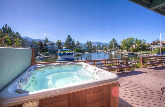 Emerald Lodge - Boat Dock, Hot Tub, Pool Table TKH1226