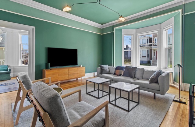 Emerald Victorian | Patio | 4+1 Bd | Parking