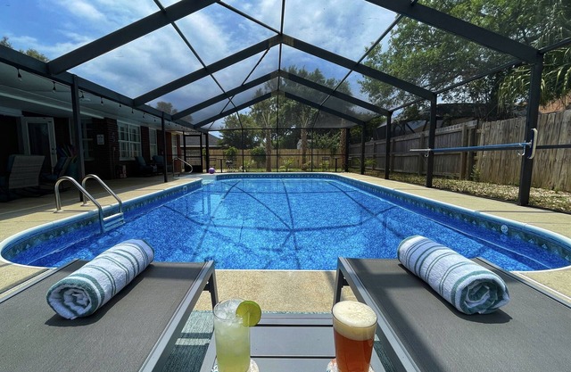 Emerald Waves Hideaway *Free Heated Pool & Game Room-8 mins to Pensacola Beach*