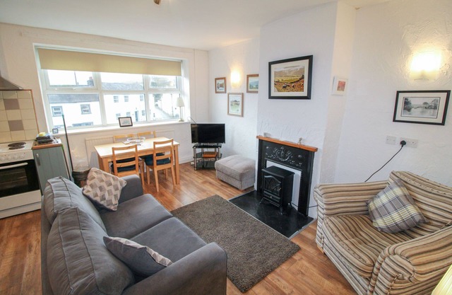 Emily's Apartment, Ireby - sleeps 7 guests in 3 bedrooms