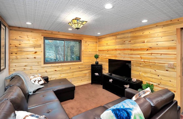 Empire Escape..Nestled in the Foothills..Panoramic Views..Close to Skiing and Red Rocks!