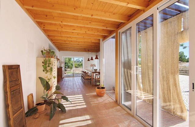 En-suite Room 'Laranjeira' with Shared Pool, Wi-Fi and Air Conditioning