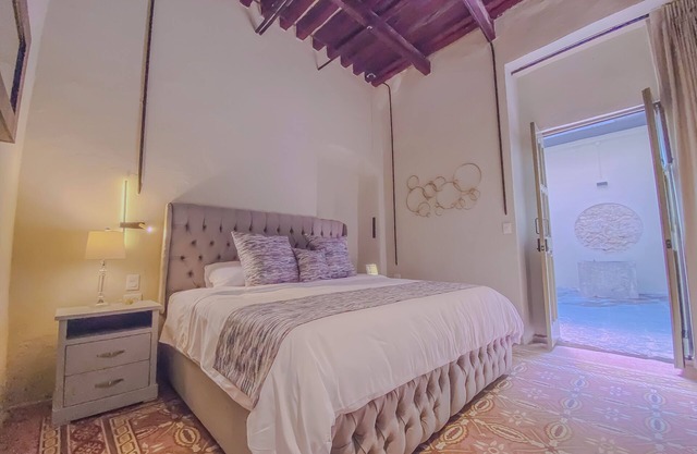 Enchanting suite with WiFi, King size-bed in Puebla. excellent location.