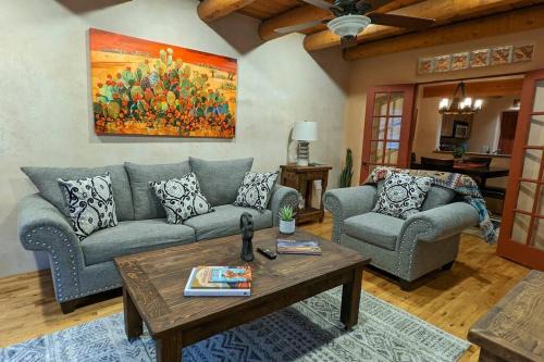 Enchanted Casita with Private Outdoor Hot Tub and Patio, Near Santa Fe Plaza, Sleeps 4 with free parking