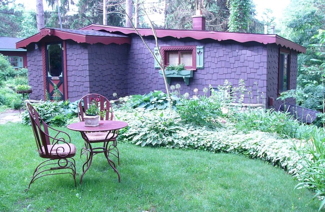 Enchanted Lakeside Cottage in Staudengärten Eingebettet