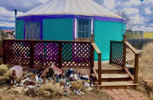 Enchanted yurt with amazing views and llamas too
