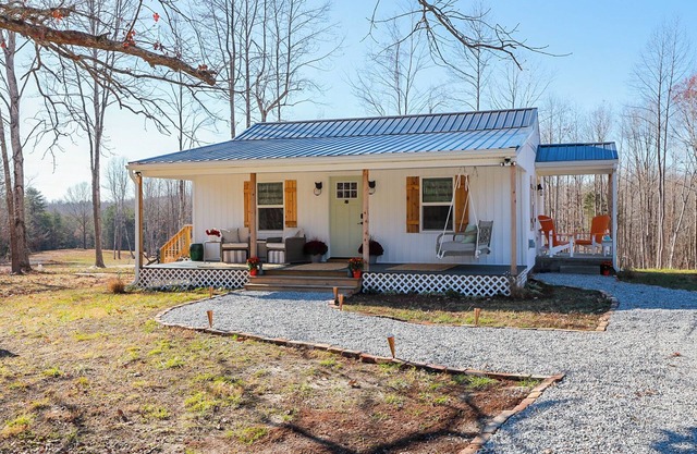 Enchanting 2 Bedroom Cottage, The Fox Den, 258 Acres, Farmville, VA