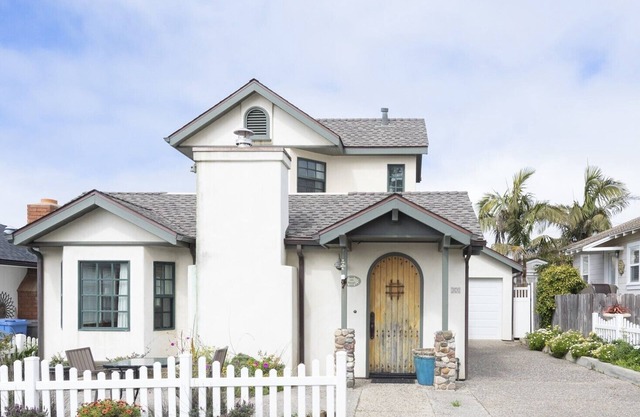 Enchanting 2-bedroom home half a block to the beach