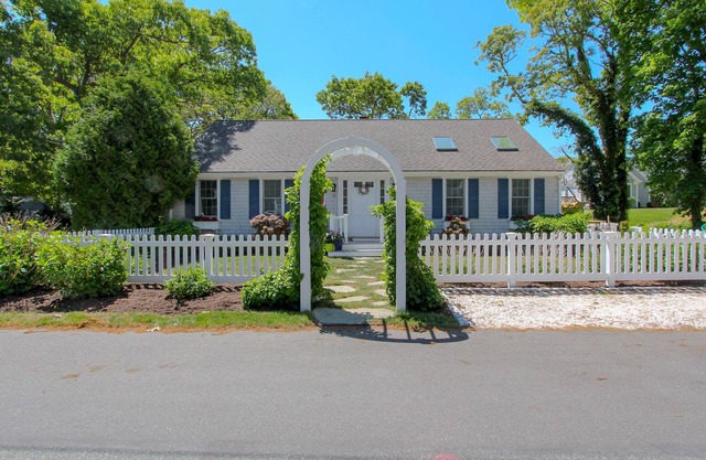 Enchanting 2 Bedroom Cottage - 1 block to Village Center-BEACH PASS-Weekly only