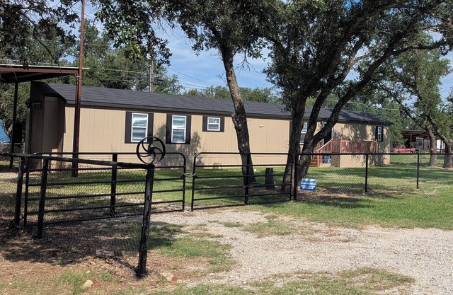 Enchanting 3-bedroom home blocks away from Lake Brownwood
