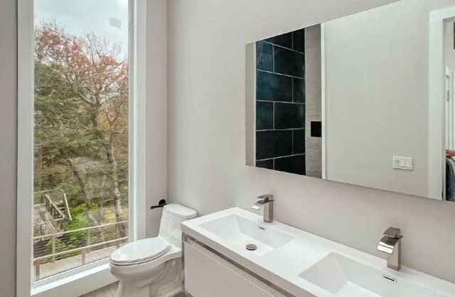 Enchanting 4-bedroom house in Fire Island Pines with WiFi