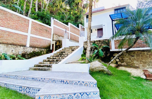 Enchanting 5 bedroom Hillside Jungle Villa & Pool Walking Distance to the Beach
