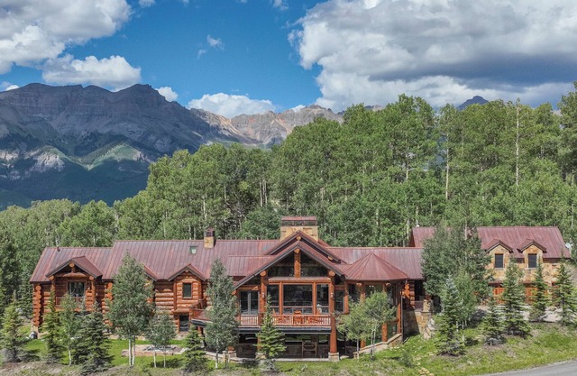 Enchanting 7-bedroom house with ski-in/ski-out access in Mountain Village