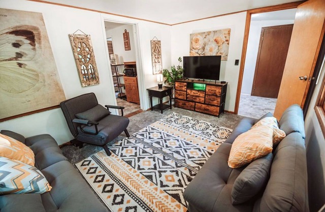 Enchanting bee inspired 2-bedroom cabin in Arkdale