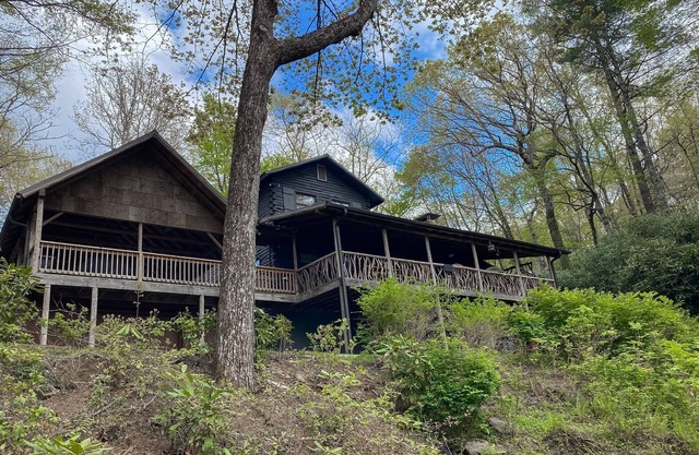 Enchanting Cabin with Hot Tub & Fire Pit Overlooking Golf Course at Lake Toxaway