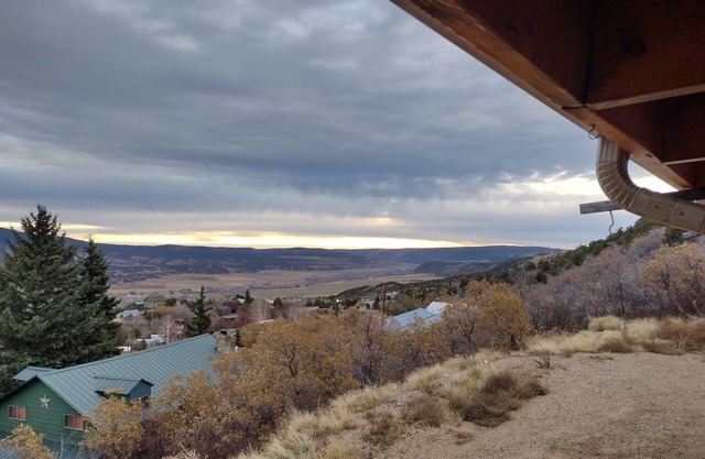 Enchanting cabin with WiFi in Tabiona - 3 bedrooms