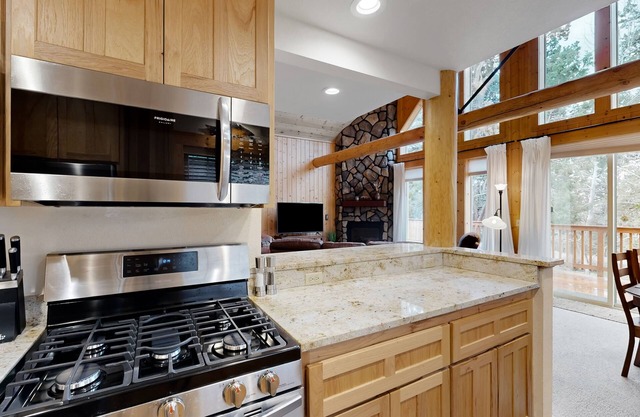 Enchanting chalet with creek views, heated pool, sauna & trails - dog-friendly