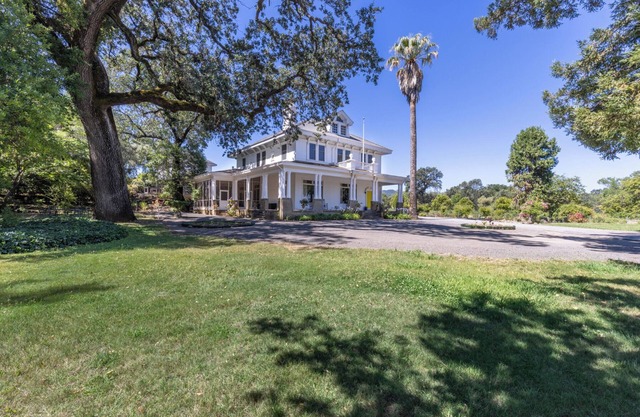 Enchanting Colonial Estate in Sonoma County's Alexander Valley Wine Appellation
