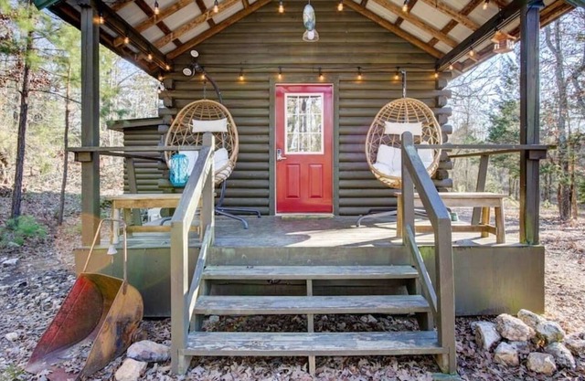 Enchanting Crystal Cabin near Lake Ouachita