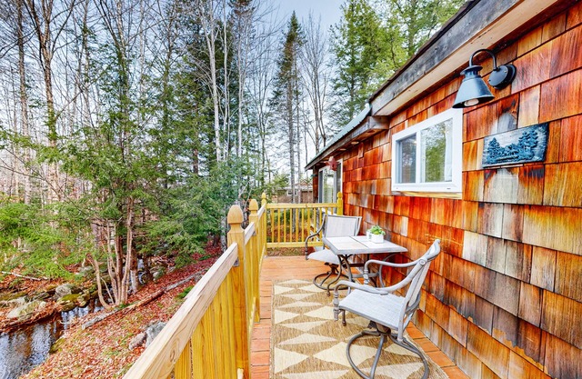 Enchanting dog-friendly cottage with full kitchen, fast WiFi, & nearby creek