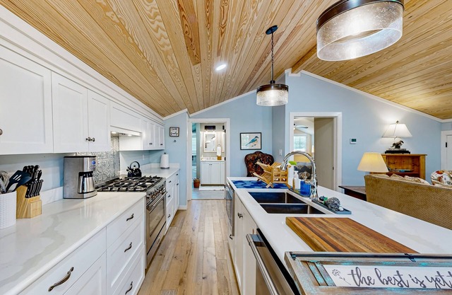 Enchanting farm stay with cozy fireplace, spacious grounds, & outdoor grilling
