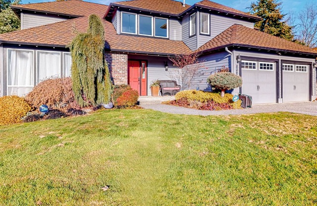 Enchanting home with enclosed yard, grill, balcony, & washer/dryer