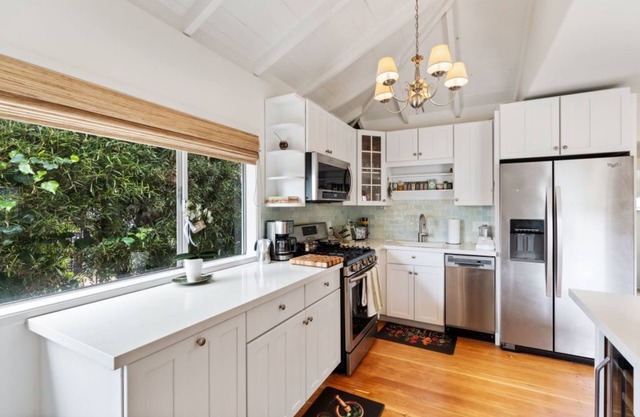 Enchanting Laguna Beach Cottage steps to the Beach