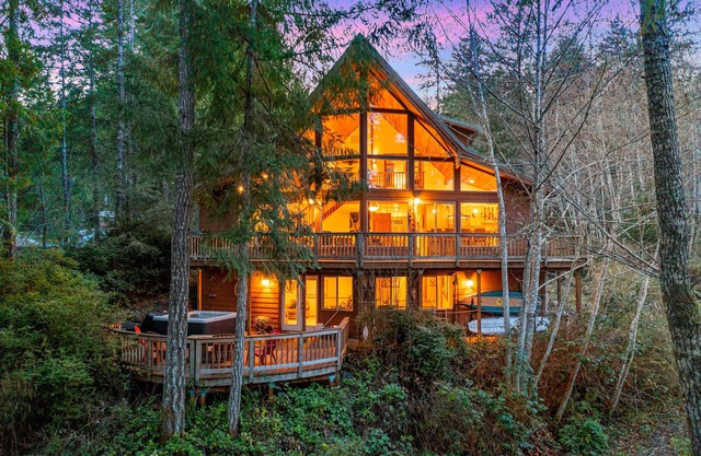 Enchanting Lindal Waterfront Cabin