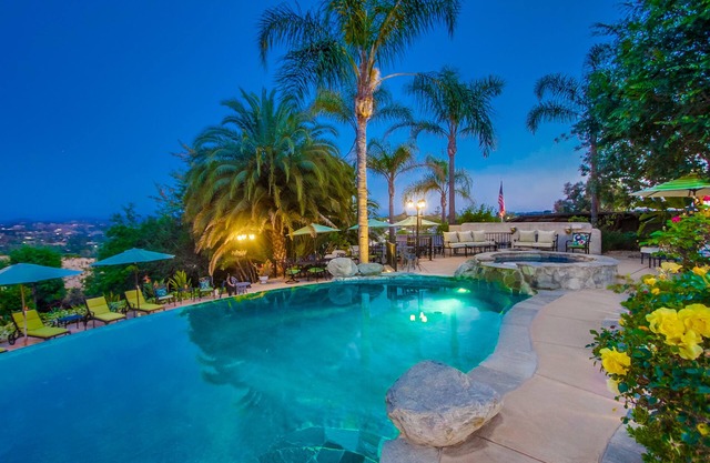 Enchanting Luxury 1-Level Home, Lagoon Style Infinity Pool & Spa, Private 1 Acre
