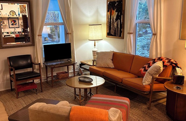 Enchanting newly remodeled 1BD 1BR house in charming old town Pocatello.
