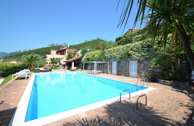 Zauberhafte Poolvilla mit großem Garten in Toplage