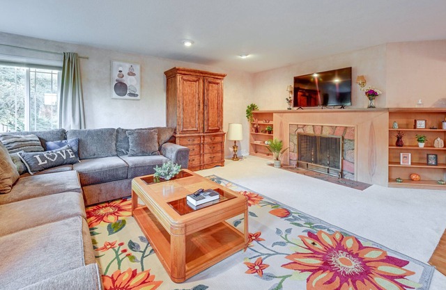 Enchanting Puyallup Home w/ Spacious Deck!