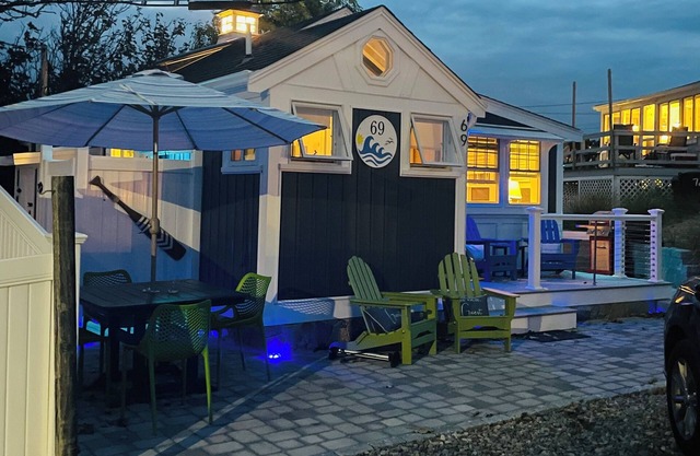 ENCHANTING SEASIDE COTTAGE, STEPS TO THE BEACH!