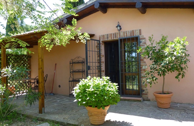 Enchanting small Country house, pool, 20 min. to the sea