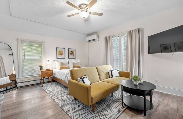 Enchanting Studio Apartment - Walk to Downtown - Laundry Area Included