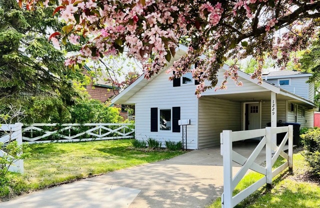 Train Car Retreat | Park Point | Close to Beach